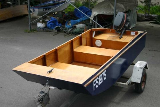 handy punt – lightweight, stable, outboard boat for