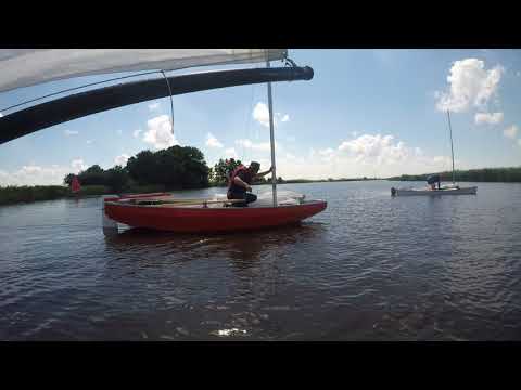 Viola 14 sailing canoe - hoisting the lug sail on the water